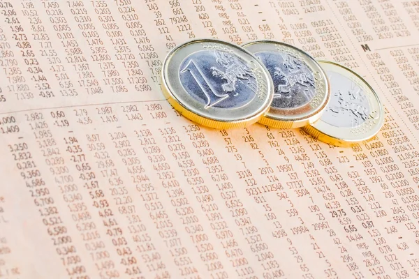 Euromünzen in der Finanzzeitung — Stockfoto