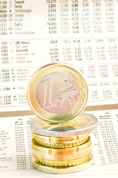 Hromadu eura na finanční noviny — Stock fotografie