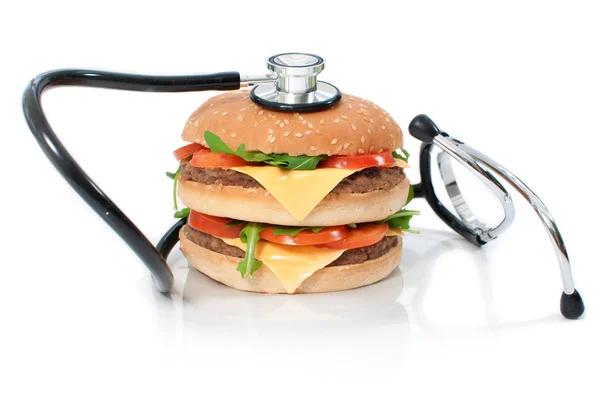Nezdravé burger s stetoskop — Stock fotografie