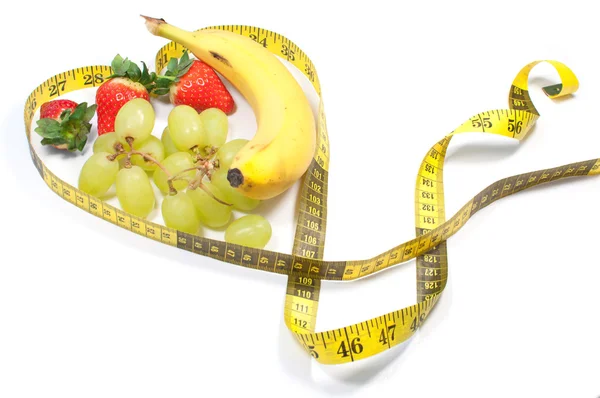 Misura del nastro cardiaco con frutta — Foto Stock