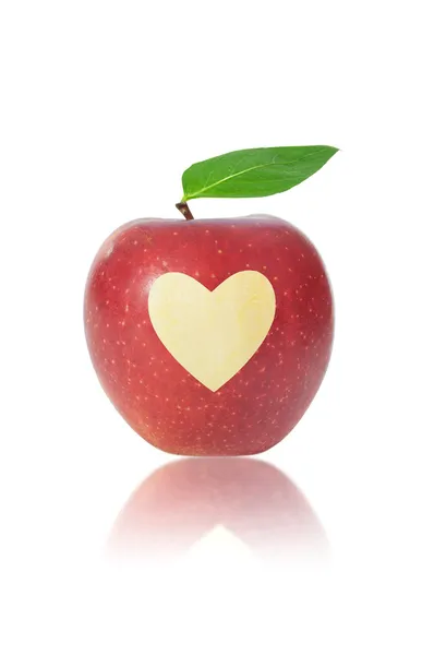 Rode appel met hart — Stockfoto