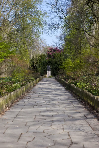 Weg im Hollandpark, der zur Statue von Lord Holland führt — Stockfoto