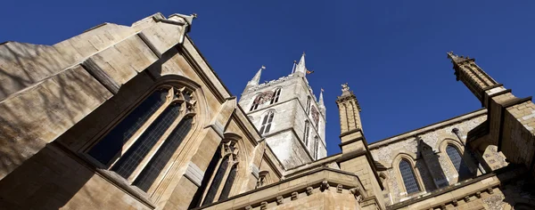 Tittar upp på southwark cathedral — Stockfoto