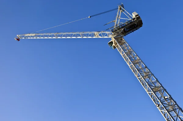Mirando hacia arriba a una construcción Crane —  Fotos de Stock