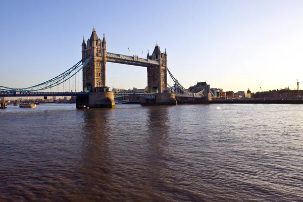 Tower Bridge e o rio Tâmisa ao pôr do sol — Fotografia de Stock