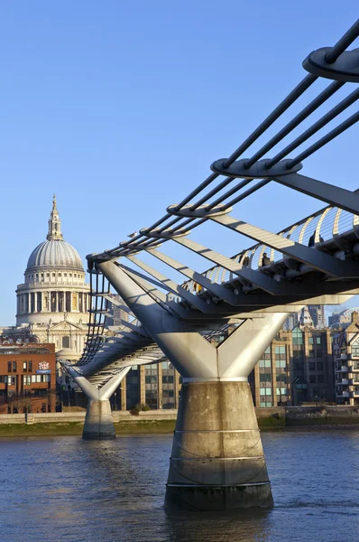 St. Paul's och Millennium Bridge — Stockfoto