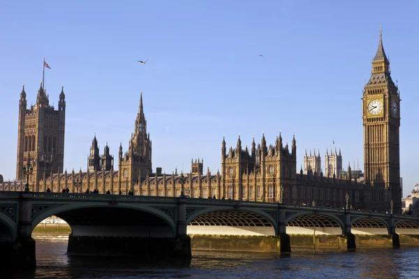 Husen i parlamentet och westminster bridge — Stockfoto