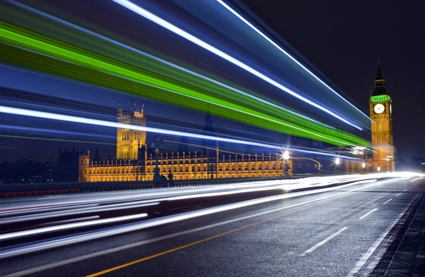 Traffic Trails Passing the Houses of Parliament — Stock Photo, Image