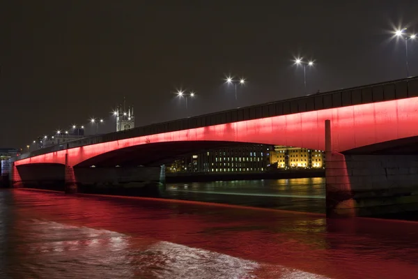 伦敦大桥在夜间 — 图库照片