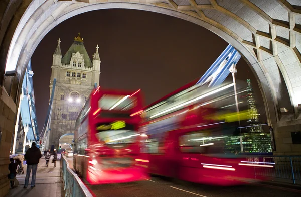 Autobuses cruzando Tower Bridge en Londres — Foto de Stock