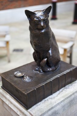 Statue of Samuel Johnson's Cat 'Hodge'