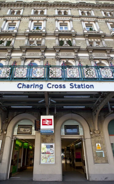 Charing cross station eingang in london — Stockfoto
