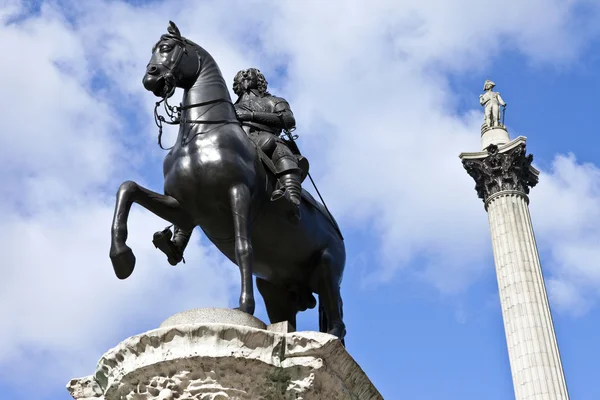 Statua di Carlo I e colonna di Nelson in Trafalgar Square — Foto Stock