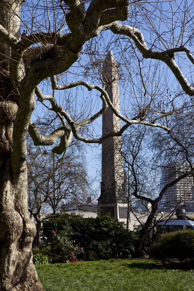 View of Cleopatra's Needle from Embankment Gardens in London — Stock Photo, Image