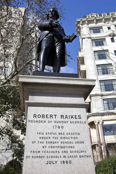 Robert raikes staty i london — Stockfoto