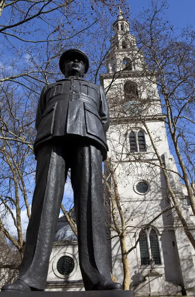 Βομβαρδιστικό harris άγαλμα και Αγίου Κλήμεντος Δανοί εκκλησία — Φωτογραφία Αρχείου