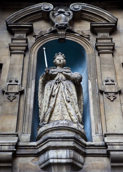 Elizabeth ik standbeeld in st dunstan-in-the-west kerk — Stockfoto