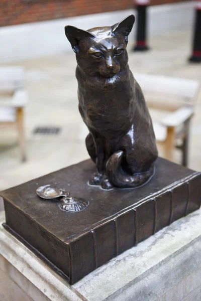 Estátua do gato de Samuel Johnson 'Hodgee' — Fotografia de Stock