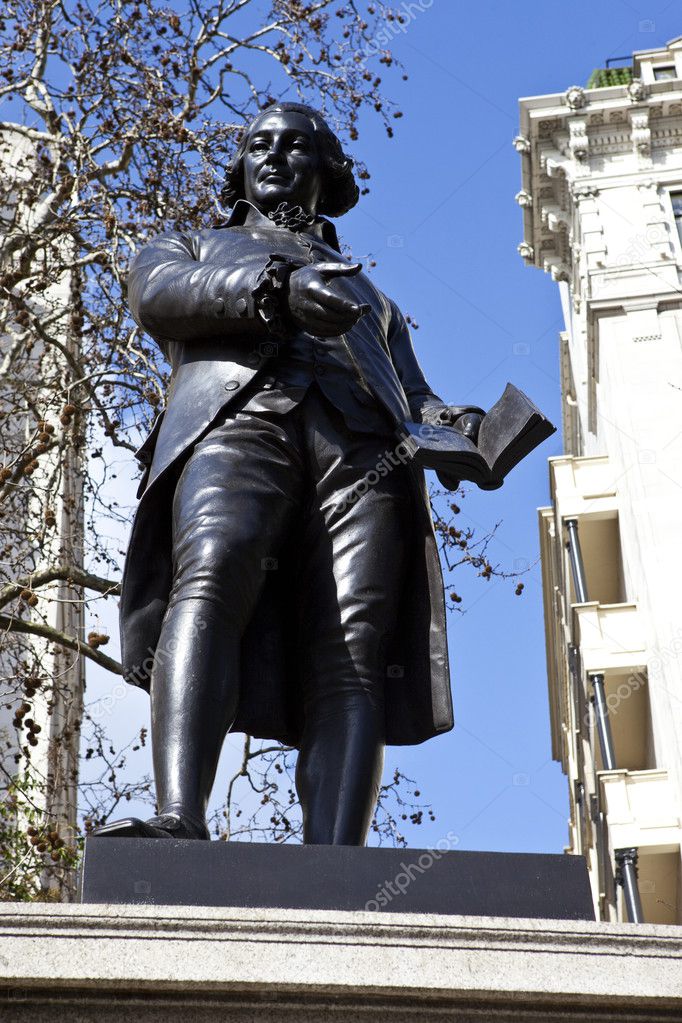 Robert Raikes Statue in London