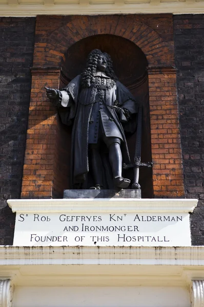 La estatua de Robert Geffryes en la fachada del Museo Geffrye — Foto de Stock