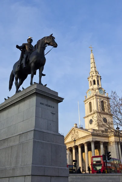 Král george iv socha a St. martin-in-the-fields kostela v Milano — Stock fotografie