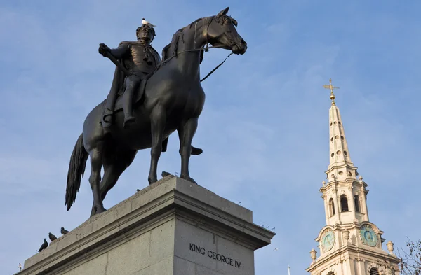 King George IV Statue and St Martin-in-the-Fields Church in Lond — Stock Photo, Image