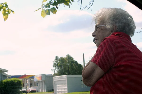 Äldre kvinna utomhus på telefon — Stockfoto