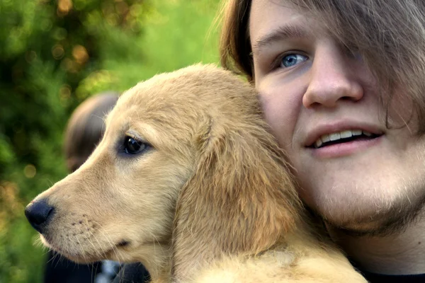 Menino adolescente e filhote de cachorro dourado 1 — Fotografia de Stock