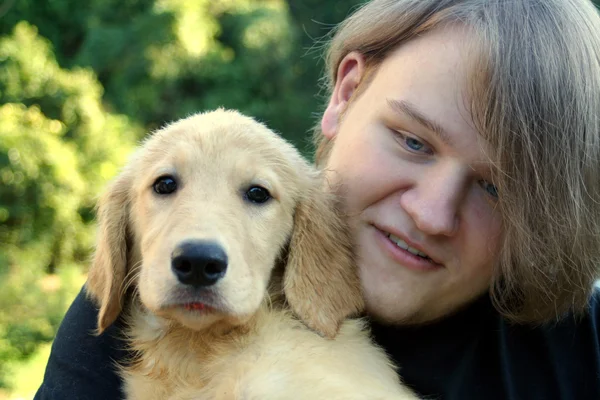 Мальчик-подросток и золотой щенок 2 — стоковое фото