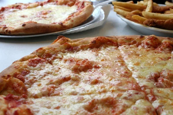 Pizza, kyckling och pommes frites — Stockfoto