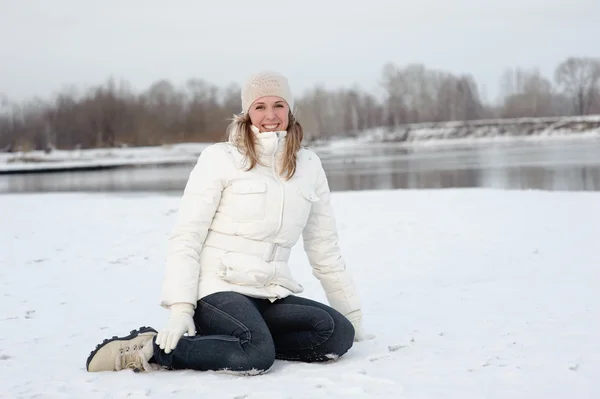 Dívka na břehu řeky v zimě — Stock fotografie