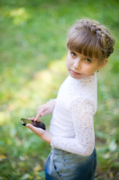Meisje met een touchscreen telefoon — Stockfoto