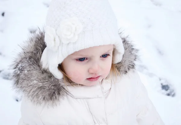 Un primo piano di una ragazza carina con un cappello e un cappotto invernale — Foto Stock