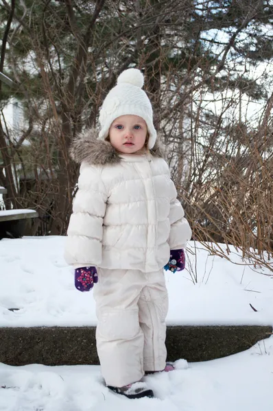 Una graziosa bambina in tuta da neve — Foto Stock