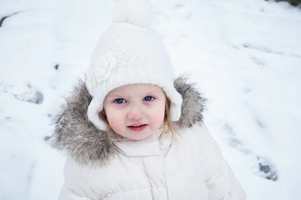 Um bebê bonito menina em snowsuit Fotos De Bancos De Imagens Sem Royalties