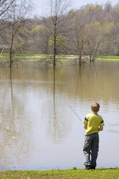 Rapaz pesca — Fotografia de Stock