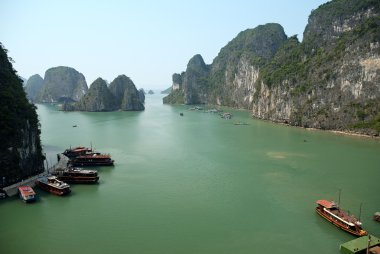 Vietnam 'da Halong Körfezi