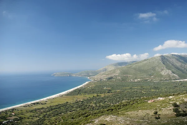 Jižní Albánie costline s pláží a hory — Stock fotografie