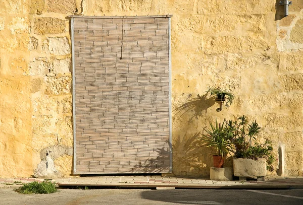 Śródziemnomorski dom z okiennice na Malcie — Zdjęcie stockowe