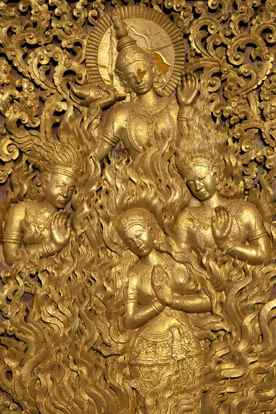 Boeddhistische religieuze cijfers op tempel in laos — Stockfoto