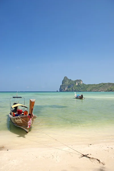 Łódź na tropikalny ko phi phi beach w Tajlandii — Zdjęcie stockowe