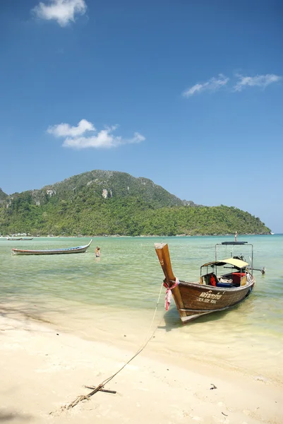 stock image Boat on tropical ko phi phi beach in thailand