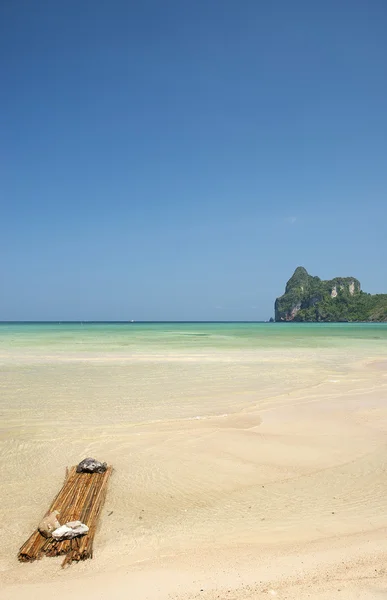Praia tropical em ko phi phi tailândia — Fotografia de Stock