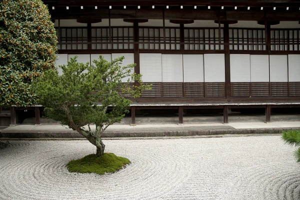 在日本京都的日本传统石花园 — 图库照片