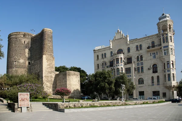 Centrale Bakoe Azerbeidzjan met maagden toren landmark — Stockfoto