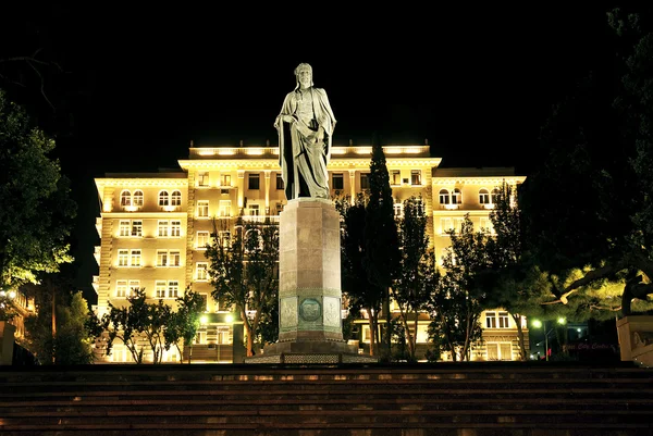 Scena notturna della città in baku azerbaijan — Foto Stock