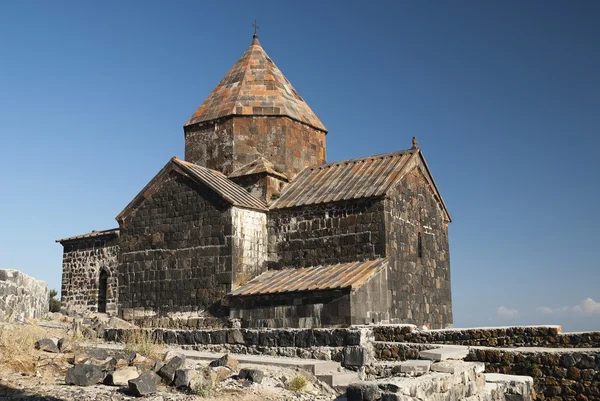 Ancienne église arménienne sur le lac sevan arménie — Photo