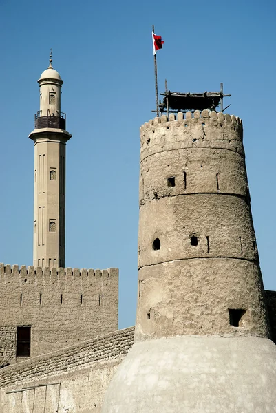 Toren en minaret in oude fort gebied van dubai — Stockfoto
