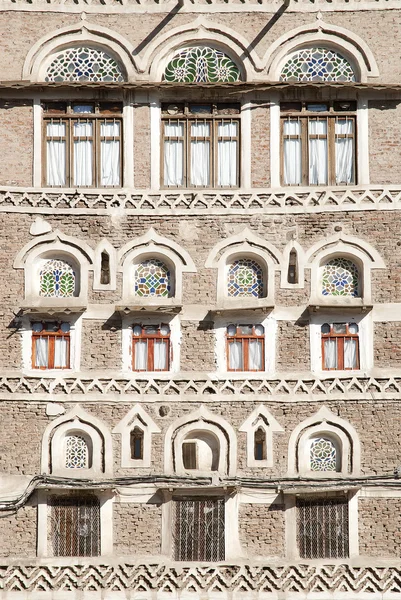 Traditionella jemenitiska windows i sanaa Jemen — Stockfoto