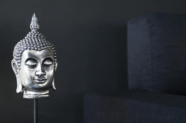 Современный дизайн с изображением Будды и диваном — стоковое фото